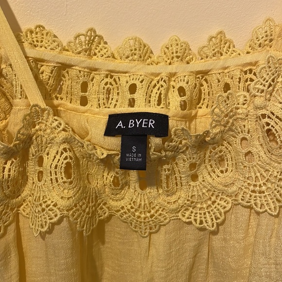 Yellow Blouse. - Picture 3 of 5